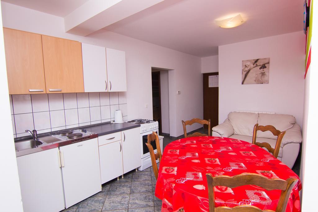 Apartmani Zuzic 克尔克 客房 照片