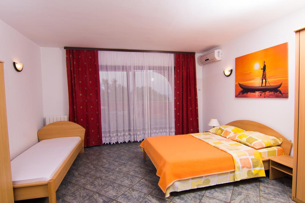 Apartmani Zuzic 克尔克 客房 照片