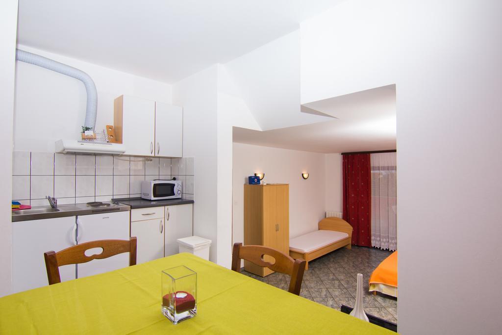 Apartmani Zuzic 克尔克 客房 照片