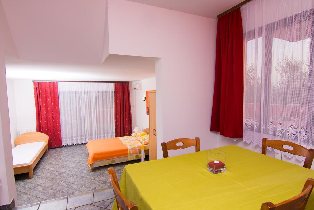 Apartmani Zuzic 克尔克 客房 照片